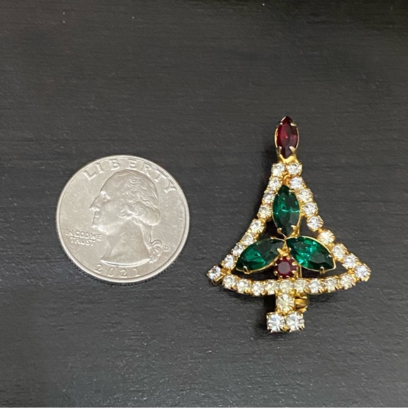 Vintage Glistening Red Green Crystal Rhinestone Festive Christmas Tree Brooch - Picture 4 of 10